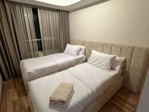 Postel nebo postele na pokoji v ubytování Hilton Tanger View Tower