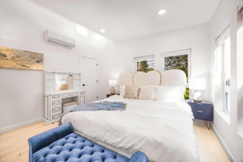 une chambre avec un grand lit et un canapé bleu dans l'établissement 2025 Modern 2BR Home Near Sea-Tac & Boeing, à Seattle