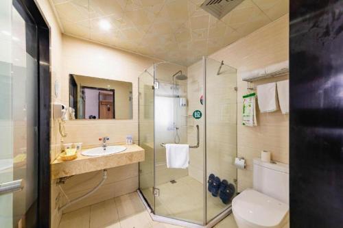崑山市にあるGreenTree Inn Jiangsu Suzhou Kunshan Beimen Road Express Hotelのシャワー、洗面台、トイレ付きのバスルーム