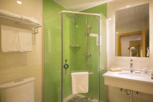 une salle de bain avec une douche, des toilettes et un lavabo dans l'établissement GreenTree Inn Beijing Shunyi Fengbo Metro Station, à Qianfengbo