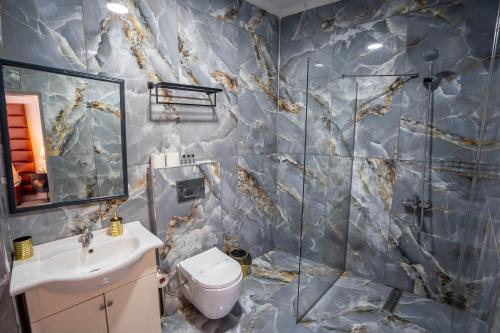 a bathroom with a toilet and a sink at simlarda aquapark otel in Ayvalık
