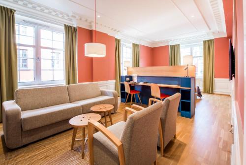 a living room with a couch and a table at Hotell Bondeheimen in Oslo