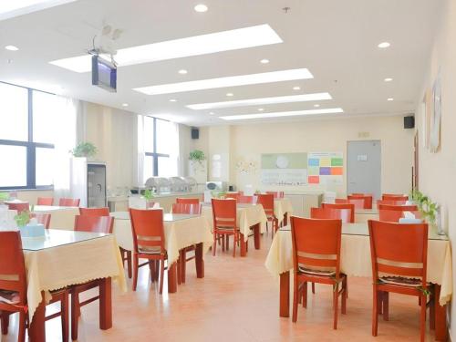 a dining room with tables and chairs and a classroom at GreenTree Inn Xuzhou High Speed Railway Station Express Hotel in Xuzhou