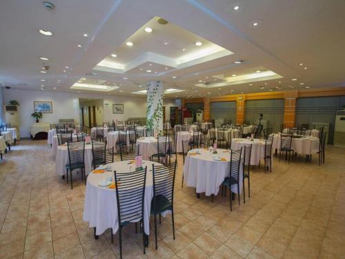 a banquet hall with white tables and chairs at Jinjiang Inn Select Shanghai Pudong Airport in Shanghai