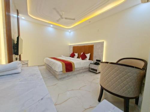 um quarto de hotel com uma cama e uma cadeira em OPO Essential SKYNEX em Nova Deli