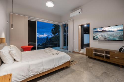 Una cama o camas en una habitación de Poblado Mansion With Hot Tub & A/C Sleeps 9