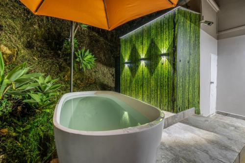 Galería fotográfica de Poblado Mansion With Hot Tub & A/C Sleeps 9 en Medellín