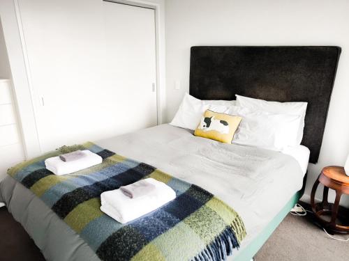 Postel nebo postele na pokoji v ubytování The Rugby Street Studio-Civic and Chic