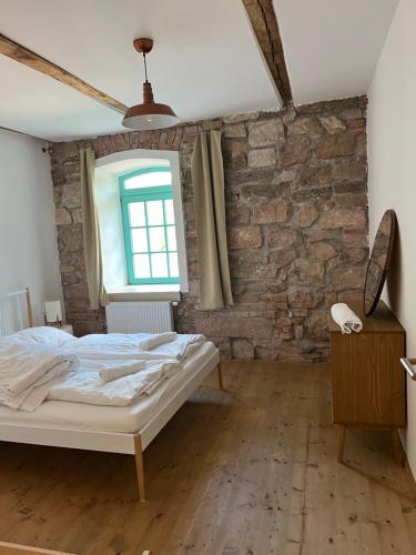 Giường trong phòng chung tại Hamerský mlýn