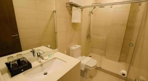 SantiagoにあるOryza Hotelの洗面台、シャワー、トイレ付きのバスルーム