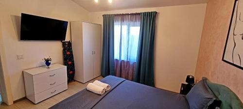 Un dormitorio con una cama azul y una ventana. en AmurResidence S46 Sauna -parcare privata- 3 camere, en Iaşi