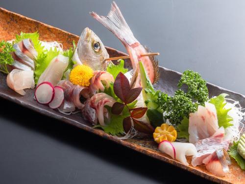 Un plato de comida con mariscos y verduras. en Kurosakisou, en Miyazu