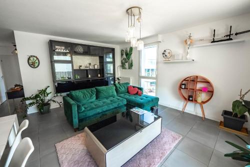 Bright Apartment Near the lake