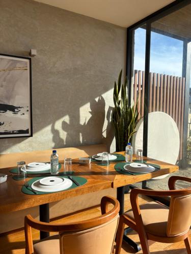 mesa de comedor con 2 sillas y mesa en Highland Stonehouse Luxury Boutique Hotel, en Nuwara Eliya