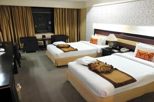 プノンペンにあるCasa Boutique Hotelのベッド2台とテーブルがあるホテルの部屋