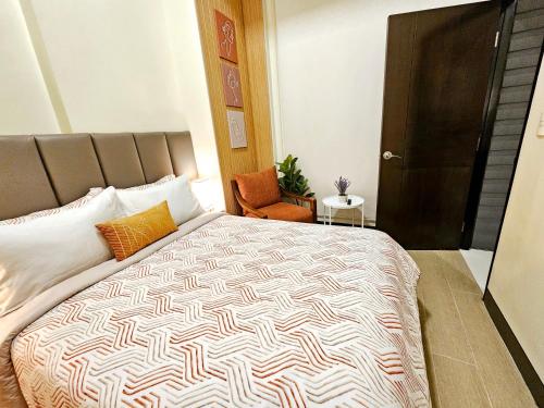 Postel nebo postele na pokoji v ubytování Mactan Newtown condo