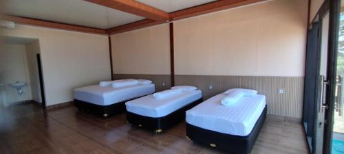 a room with two beds in a room at Oreo Beach Villa Kayangan in Luhuk