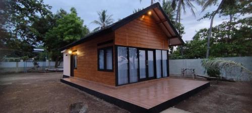 Oreo Beach Villa Kayangan في Luhuk: منزل صغير مع الكثير من النوافذ