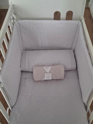 a box with a pink bow tie in it at Green Simon, piso nuevo con piscina 2024 in San Juan de Aznalfarache