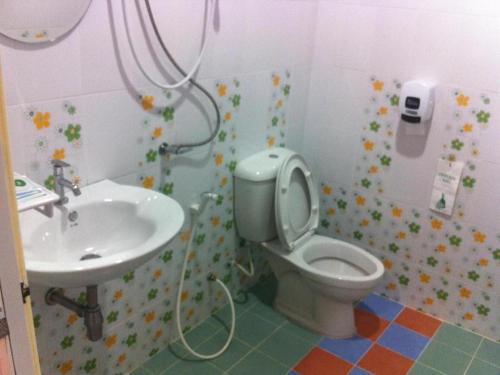 une salle de bain avec toilettes et lavabo dans l'établissement Today Resort, à Hat Yai