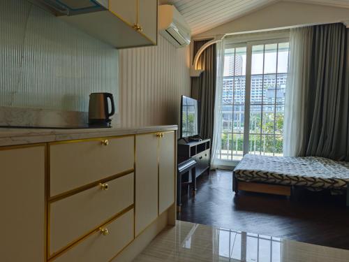 Una cocina o zona de cocina en Grand Florida芭提雅带免费游泳池温泉桑拿浴和健身房瑜伽室私家海滩公寓E206