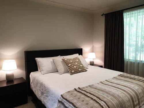 Ένα ή περισσότερα κρεβάτια σε δωμάτιο στο Two Totara Townhouse 3 Bedroom