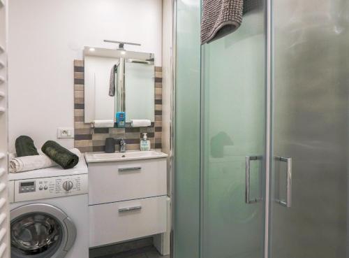 une salle de bain avec douche et machine à laver dans l'établissement Fronte mare-Free parking-ideale inverno-wi fi, à Menton