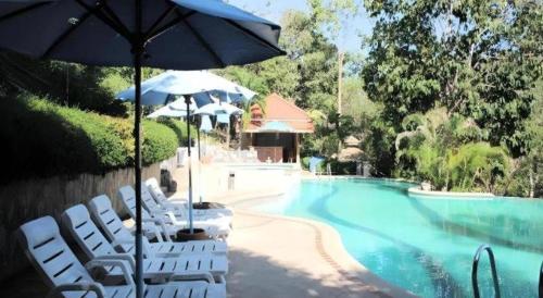 The swimming pool at or close to Baan Suan Sook Resort