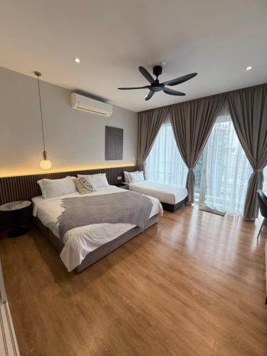 吉隆坡Quill Residence - Sky Glass Condo by Azmila的一间带两张床和吊扇的卧室