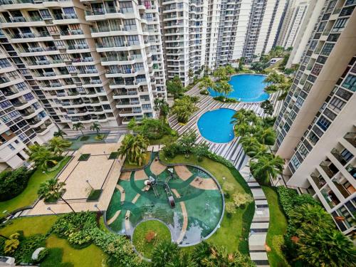 ジョホールバルにあるDanga Bay Point - 3BR Kid Scandi Loungeのリゾートの空中ビュー(スイミングプール2つ付)