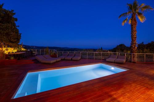 a swimming pool on the deck of a house at Suite Île du Levant - Jardin & Piscine - 4 pers in La Croix-Valmer