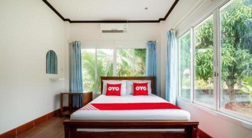 a bedroom with a bed and a large window at OYO 1036 Ban Bum Resort in Ban Pa Khan