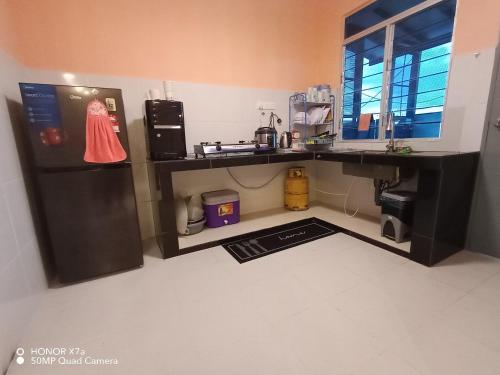 ポートディクソンにあるTeratak Saharah Homestayのキッチン(デスク、冷蔵庫付)が備わります。