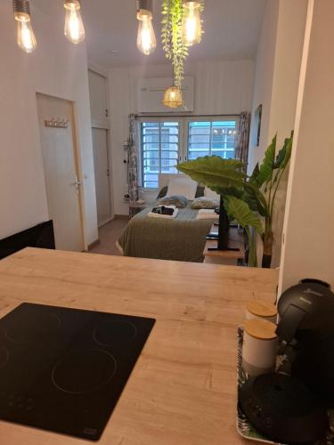 mit Blick auf ein Wohnzimmer mit einem Tisch und einem Wohnzimmer in der Unterkunft La Casita - Gare Saint-Roch - Clim - Wi-Fi - TV in Montpellier