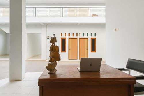 Gallery image of RedDoorz Syariah at Guest House Samira in Kanggraksan