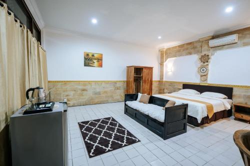 Ένα ή περισσότερα κρεβάτια σε δωμάτιο στο Natasya Suite Kuta Beach Hotel