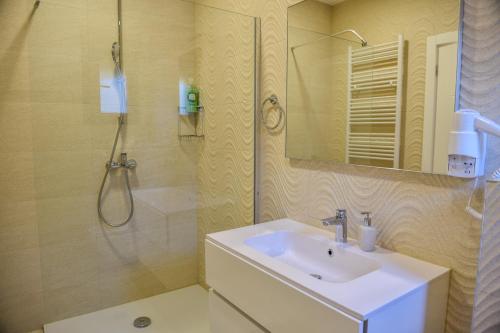 默主歌耶Hotel Holy Miracle的带水槽和淋浴的浴室
