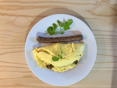 ロバートソンにあるVlettershof Guest Houseのソーセージとオムレツが添えられた料理