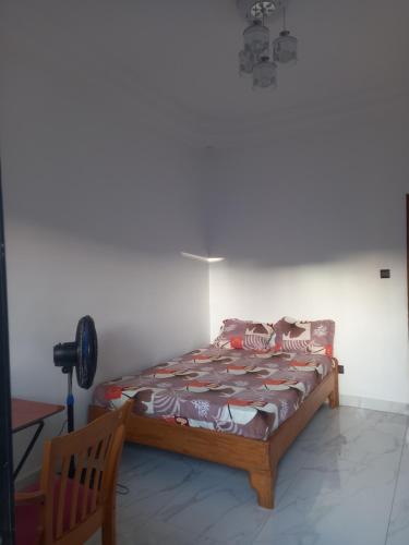 Bett in einem Zimmer mit Kamera in der Unterkunft Fèmi in Rufisque