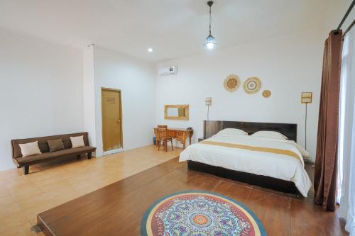 Ένα ή περισσότερα κρεβάτια σε δωμάτιο στο Natasya Suite Kuta Beach Hotel