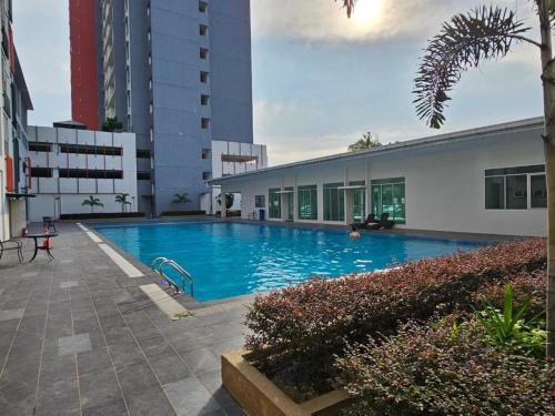 a swimming pool in the middle of a building at Cute Hotel & Dorms Ipoh in Ipoh
