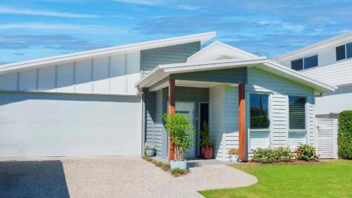een wit huis met een witte garage bij Salt & Sand Sanctuary in Woorim