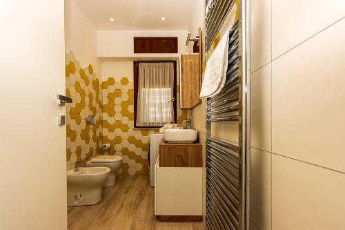 a small bathroom with a toilet and a sink at Il Nido dei Merli in Fiumicino