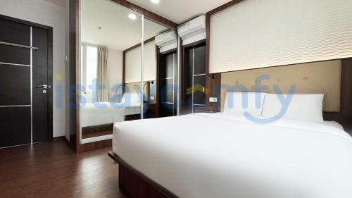 a bedroom with a large white bed and a large mirror at 3BR The BCC Residence 1012 City View in Nagoya