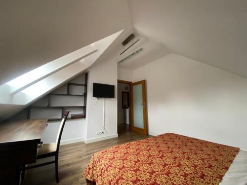 にあるAgroturystyka Kruszynaの部屋にベッドと机がある寝室