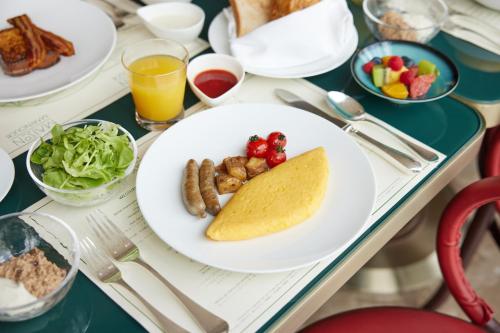 Una mesa con un plato de comida para desayunar encima. en Four Seasons Hotel Tokyo at Marunouchi, en Tokio