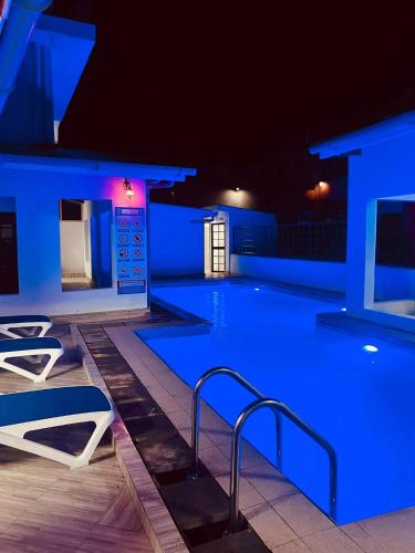 基苏木Cozy Studio-Garden Pool Restaurant, 5 mins to CBD的夜间游泳池,灯光蓝色