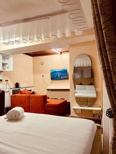 基苏木Cozy Studio-Garden Pool Restaurant, 5 mins to CBD的一间带床的卧室和一间客厅