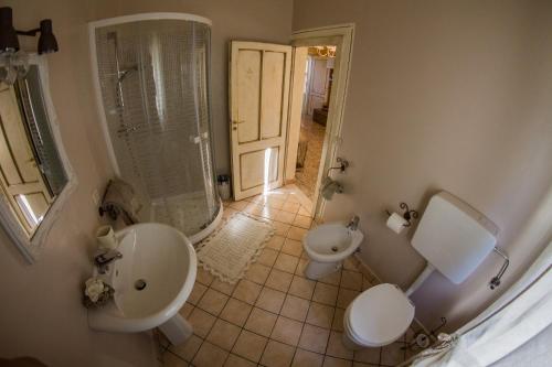 Marliana的住宿－Casa vacanze il Redo，一间带两个盥洗盆、淋浴和卫生间的浴室