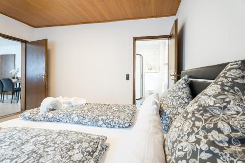 um quarto com uma cama com almofadas em Evin's Apartment em Kehl am Rhein